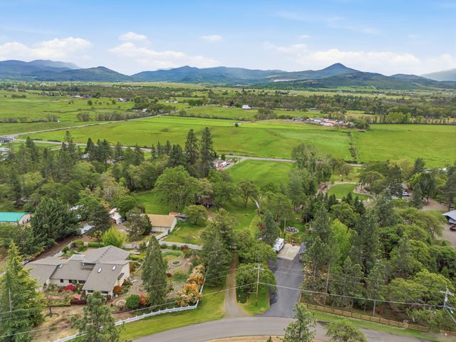 620 Vista Park Drive, Eagle Point, OR 97524