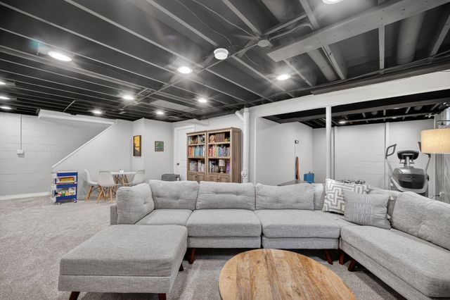 2809 68th Street, Urbandale, IA 50322