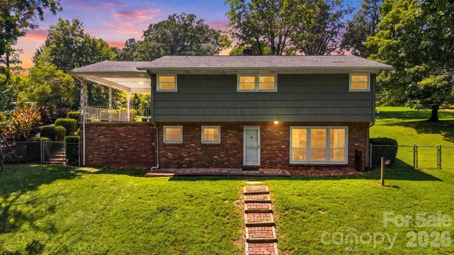 1518 11th Street NW, Hickory, NC 28601