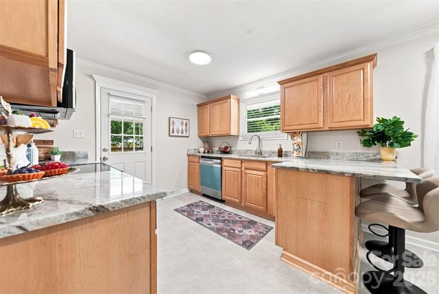 1518 11th Street NW, Hickory, NC 28601