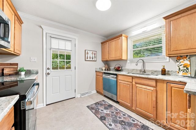 1518 11th Street NW, Hickory, NC 28601