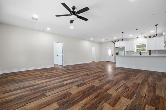 9309 Ave C, Liverpool, TX 77577