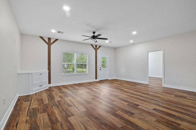 9309 Ave C, Liverpool, TX 77577