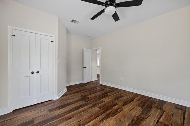 9309 Ave C, Liverpool, TX 77577
