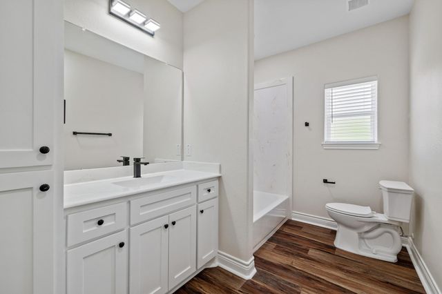 9309 Ave C, Liverpool, TX 77577