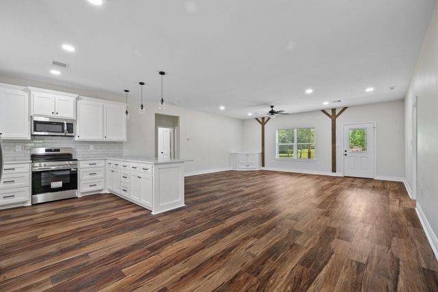 9309 Ave C, Liverpool, TX 77577