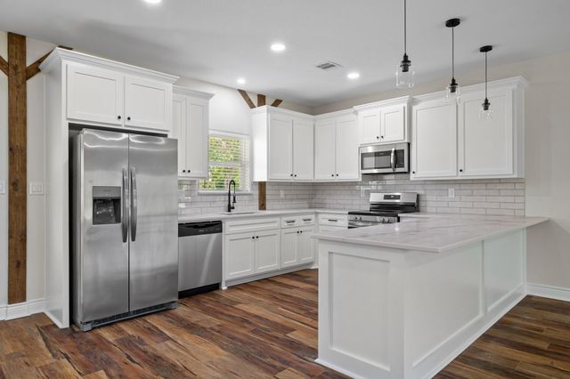9309 Ave C, Liverpool, TX 77577