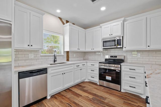 9309 Ave C, Liverpool, TX 77577