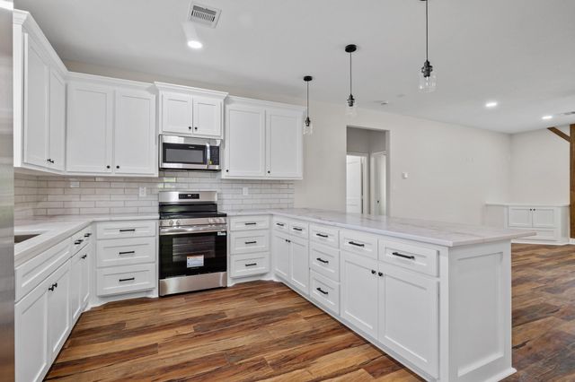 9309 Ave C, Liverpool, TX 77577