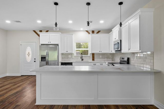 9309 Ave C, Liverpool, TX 77577