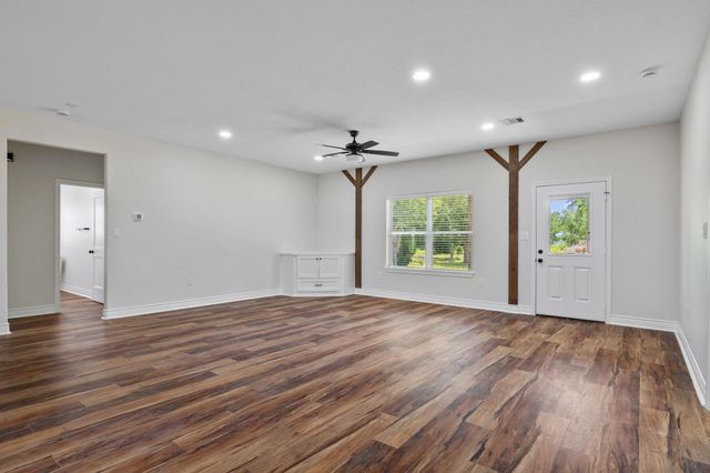9309 Ave C, Liverpool, TX 77577