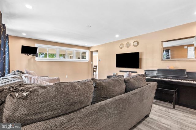 2304 BALDWIN RUN DR, Aston, PA 19014