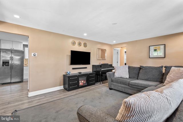 2304 BALDWIN RUN DR, Aston, PA 19014