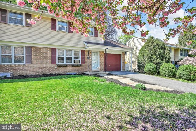 108 S WAYNE ST, Robesonia, PA 19551