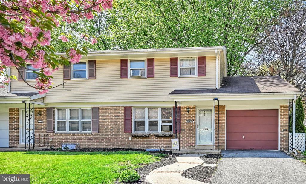 108 S WAYNE ST, Robesonia, PA 19551