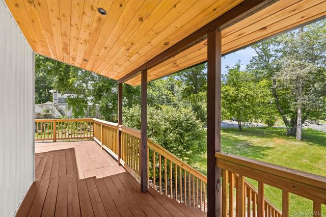 8 E Green Road, Rock Tavern, NY 12575
