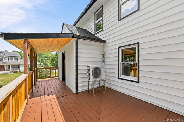 8 E Green Road, Rock Tavern, NY 12575
