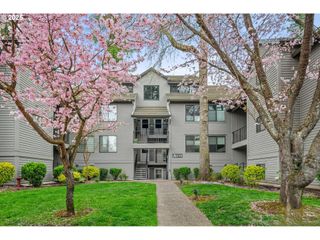 4000 CARMAN Dr 12, Lake Oswego, OR 97035