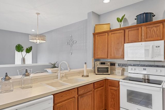 3774 PARKRIDGE CIRCLE 23-202, Sarasota, FL 34243