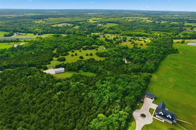 20505 Tonganoxie Road, Tonganoxie, KS 66086