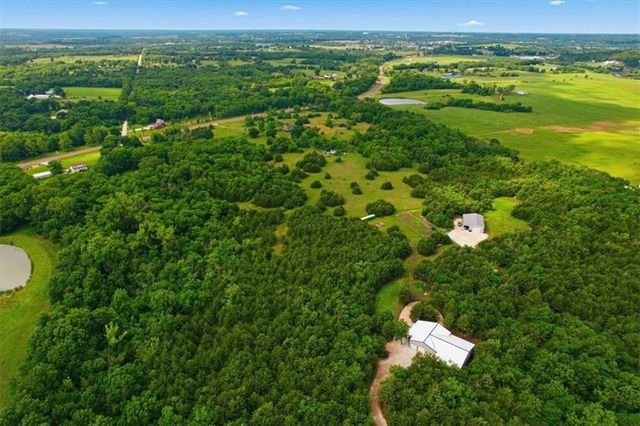 20505 Tonganoxie Road, Tonganoxie, KS 66086