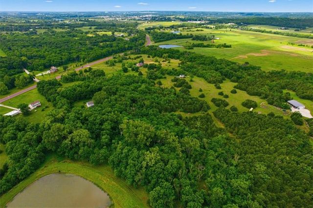 20505 Tonganoxie Road, Tonganoxie, KS 66086