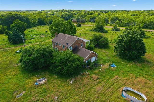 20505 Tonganoxie Road, Tonganoxie, KS 66086