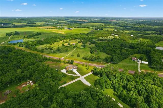 20505 Tonganoxie Road, Tonganoxie, KS 66086