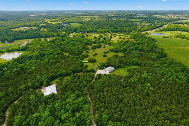 20505 Tonganoxie Road, Tonganoxie, KS 66086