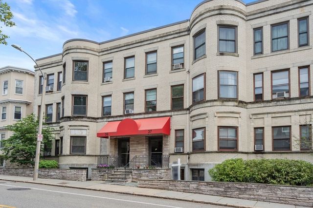 37 Saint Paul St 3, Brookline, MA 02446