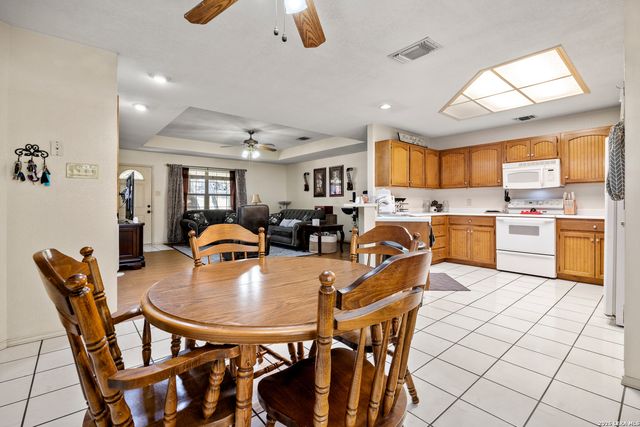 2071 CANDLELIGHT DR, Canyon Lake, TX 78133