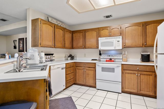 2071 CANDLELIGHT DR, Canyon Lake, TX 78133