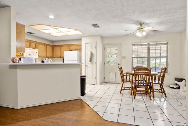 2071 CANDLELIGHT DR, Canyon Lake, TX 78133