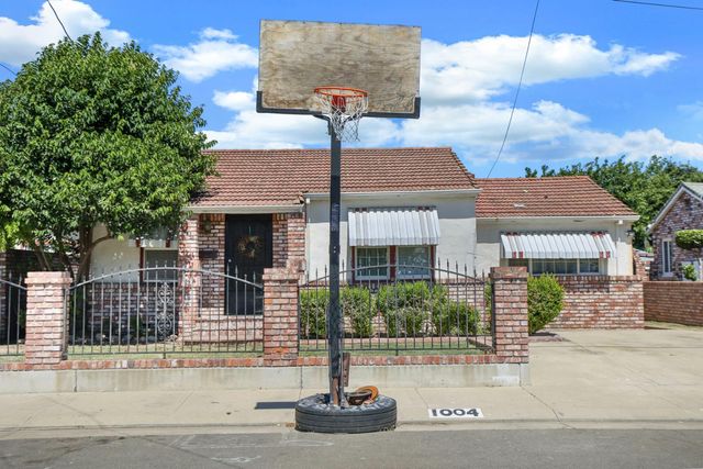 1004 S Shasta Ave, Stockton, CA 95205