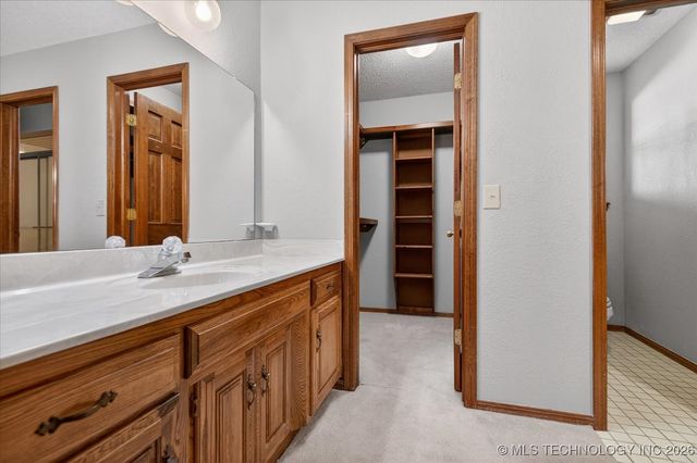 2704 SE Hillsboro Road, Bartlesville, OK 74006