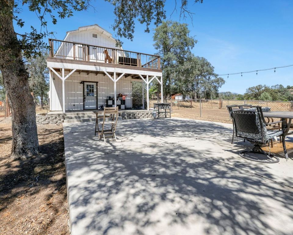 Image 2 of property listing at 29696 Auberry Road, Prather, CA 93651