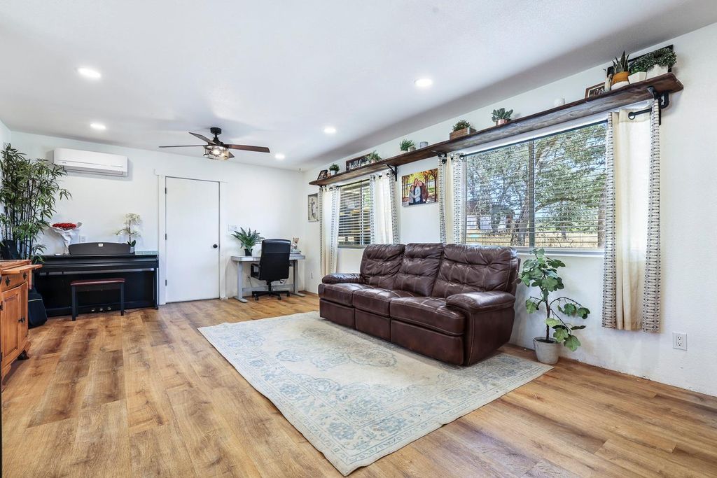 Image 6 of property listing at 29696 Auberry Road, Prather, CA 93651
