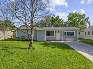 1817 3rd Avenue N, Texas City, TX 77590
