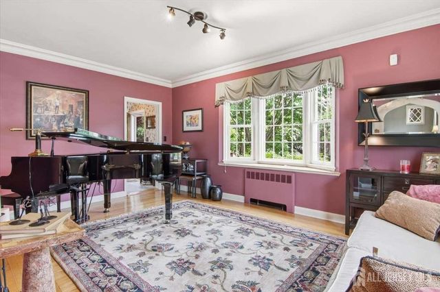 4 Honey Court, Metuchen, NJ 08840