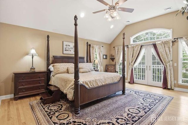 4 Honey Court, Metuchen, NJ 08840