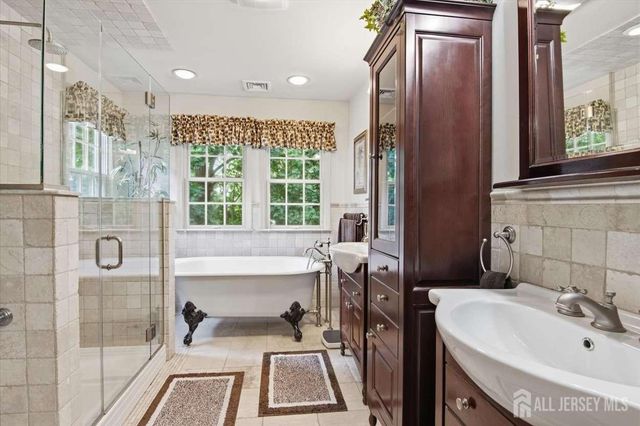 4 Honey Court, Metuchen, NJ 08840