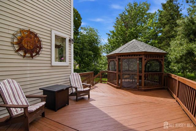 4 Honey Court, Metuchen, NJ 08840