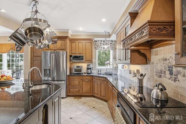 4 Honey Court, Metuchen, NJ 08840
