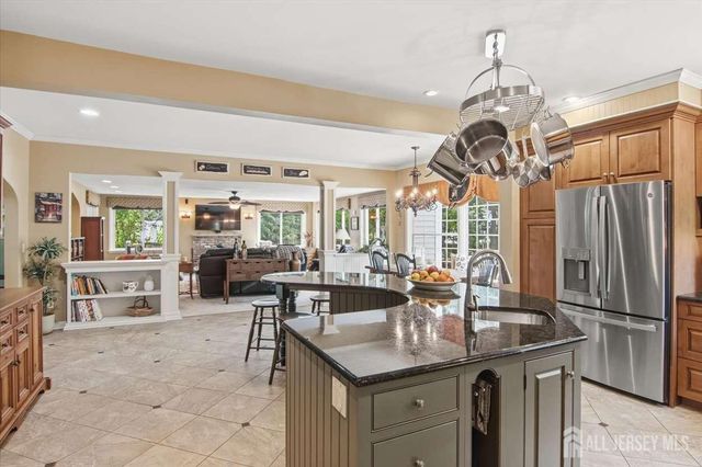 4 Honey Court, Metuchen, NJ 08840