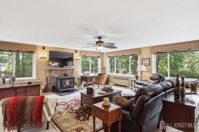 4 Honey Court, Metuchen, NJ 08840