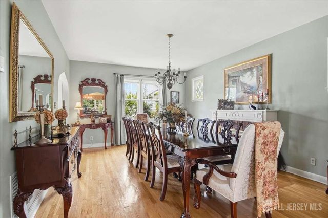 4 Honey Court, Metuchen, NJ 08840
