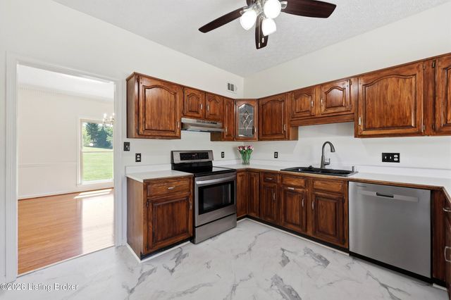1507 Colonial Ct, Goshen, KY 40026