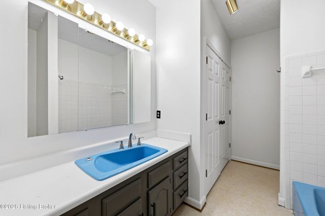 1507 Colonial Ct, Goshen, KY 40026