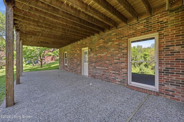 1507 Colonial Ct, Goshen, KY 40026
