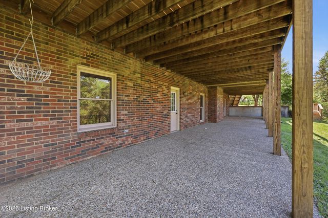 1507 Colonial Ct, Goshen, KY 40026